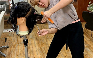 綾瀬店で頑張っている保坂さん/亀有の美容室PRIDE.RISE